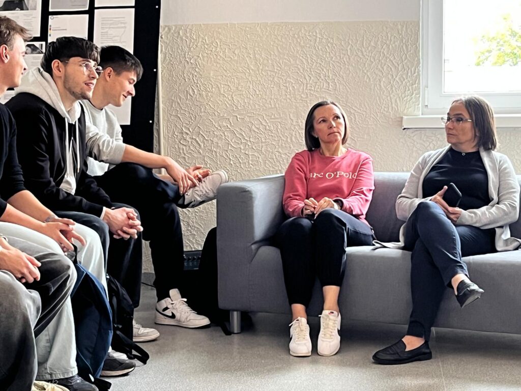 zdjęcie przedstawia grupę osób