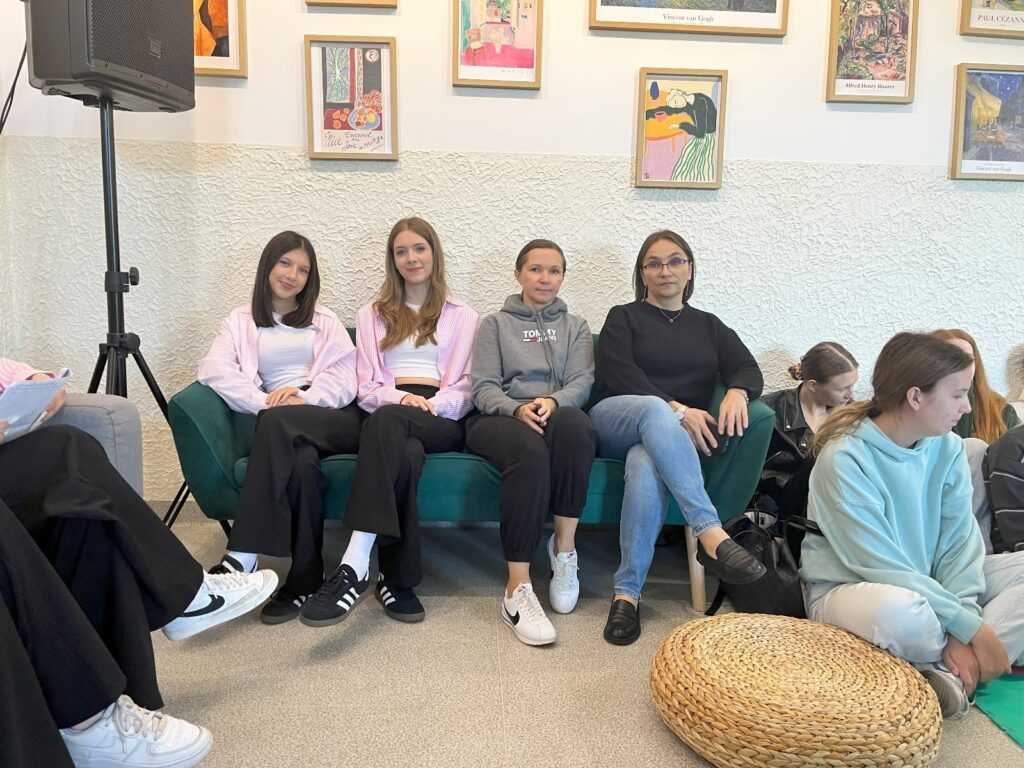 zdjęcie przedstawia grupę osób