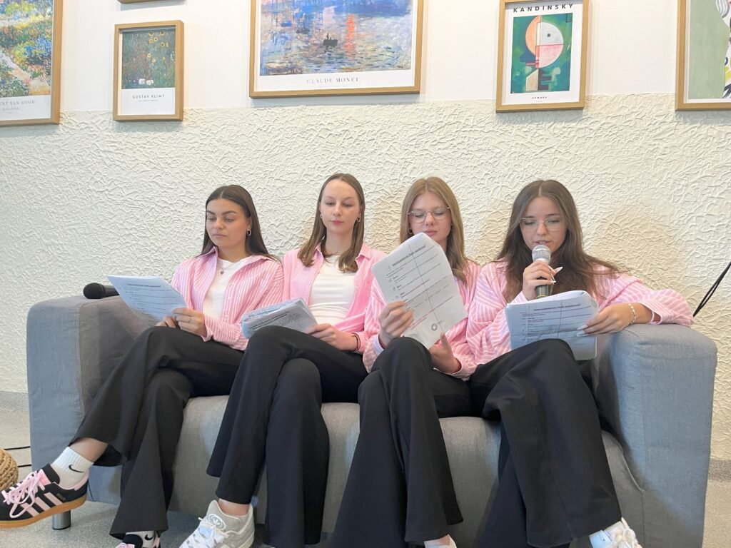 zdjęcie przedstawia grupę osób