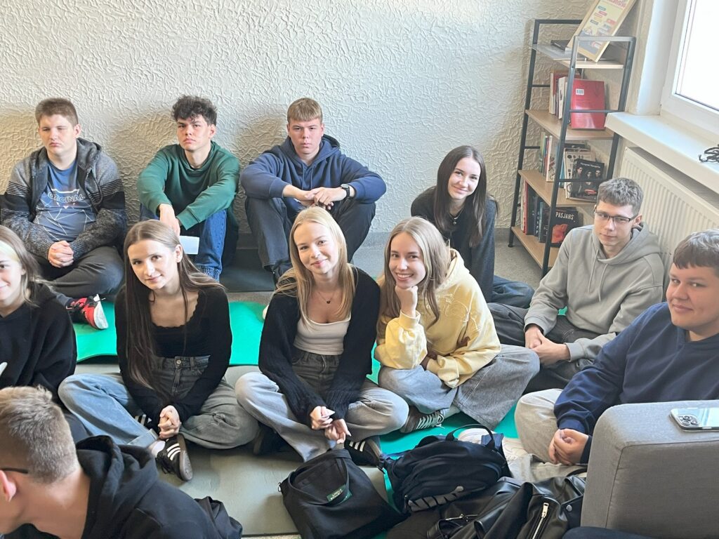 zdjęcie przedstawia grupę osób