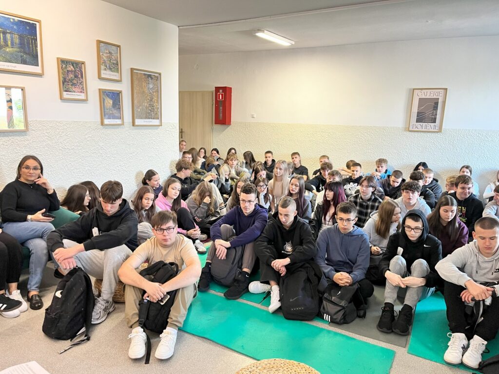 zdjęcie przedstawia grupę osób