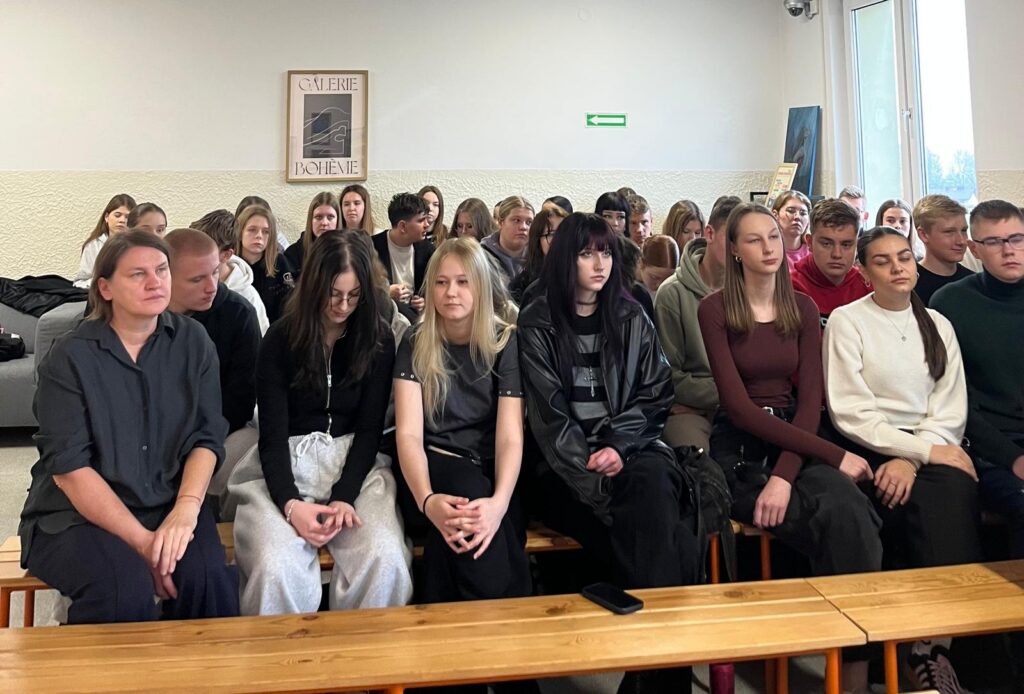 Zdjęcie przedstawia grupę osób