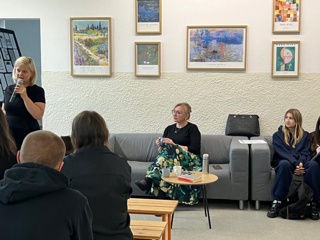 Zdjęcie przedstawia grupę osób