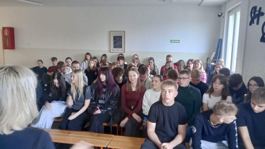 Zdjęcie przedstawia grupę osób