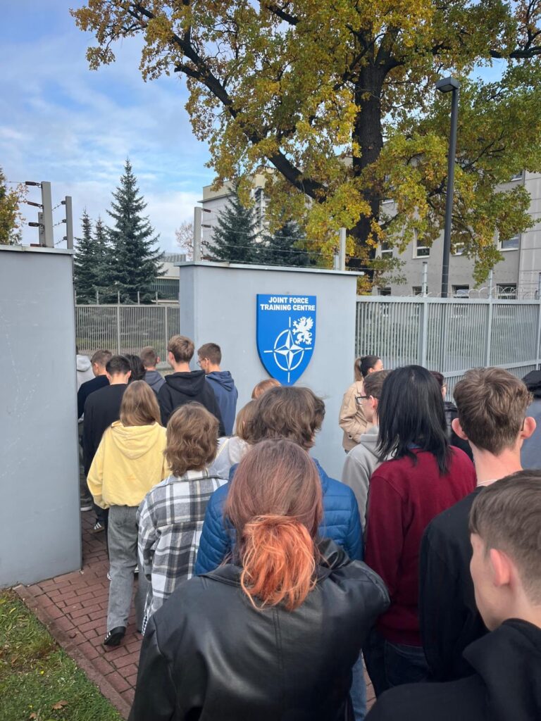 zdjęcie przedstawia grupę osób