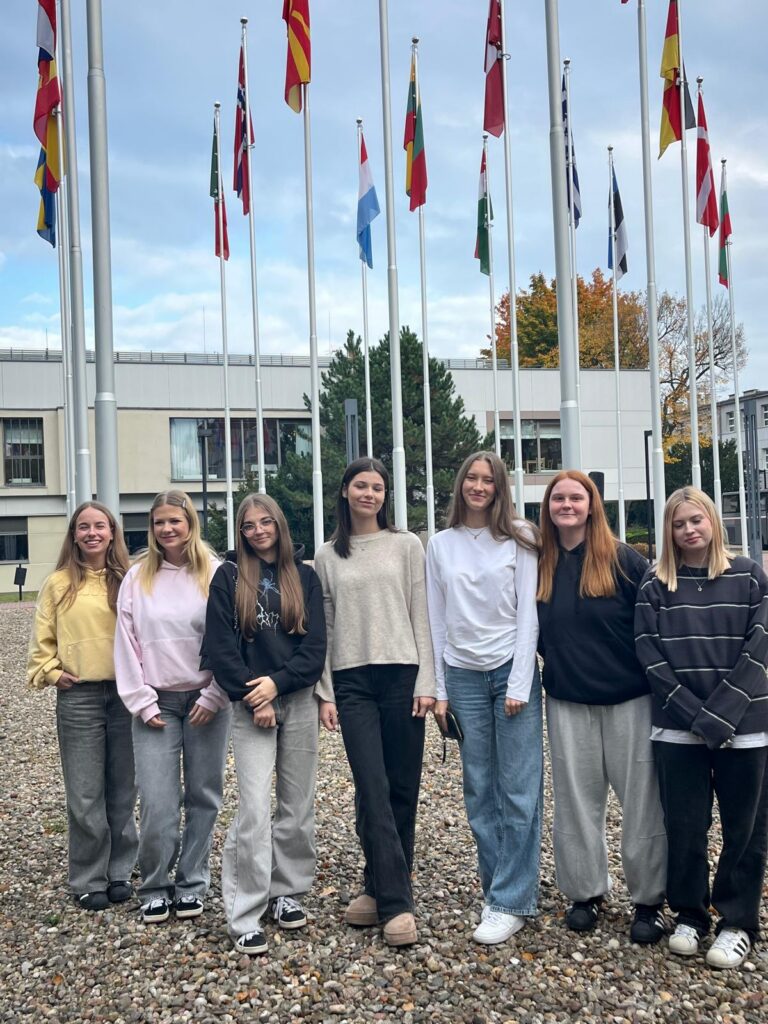 zdjęcie przedstawia grupę osób