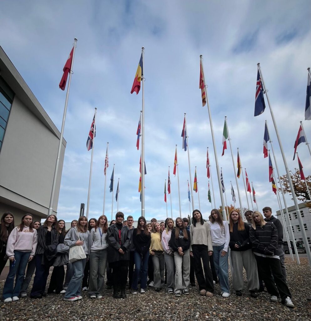 zdjęcie przedstawia grupę osób