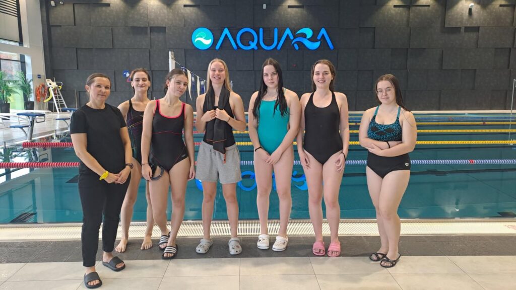 zdjęcie przedstawia grupę osób