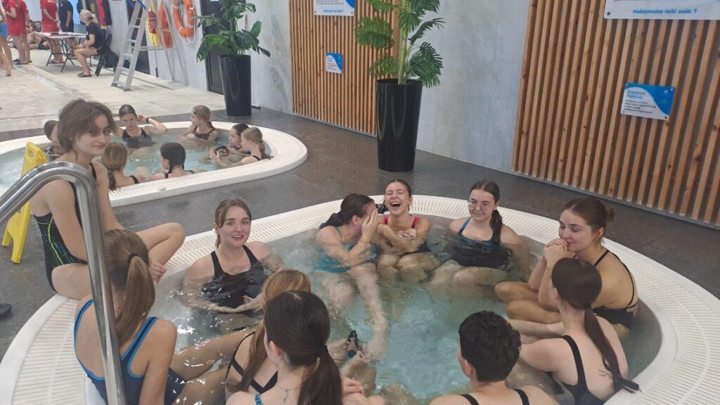 zdjęcie przedstawia grupę osób