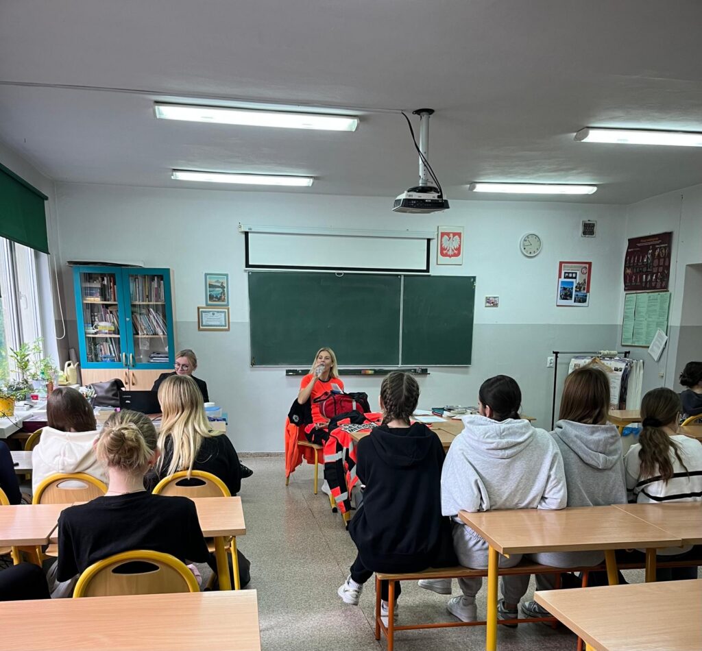 zdjęcie przedstawia grupę osób