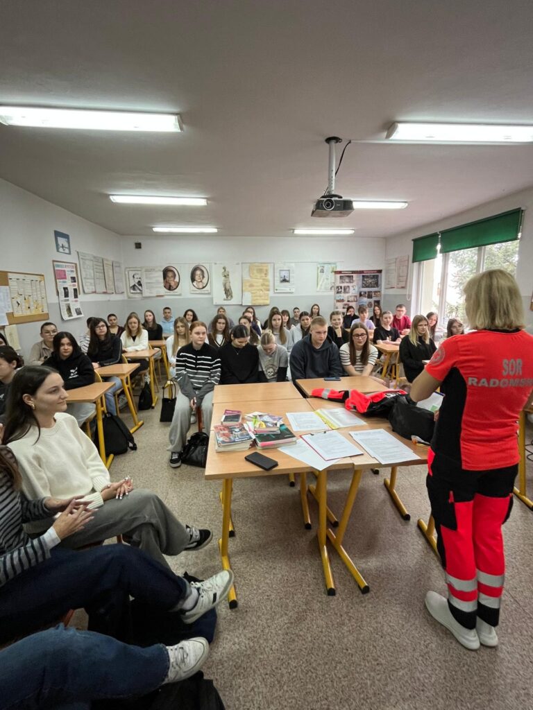 zdjęcie przedstawia grupę osób