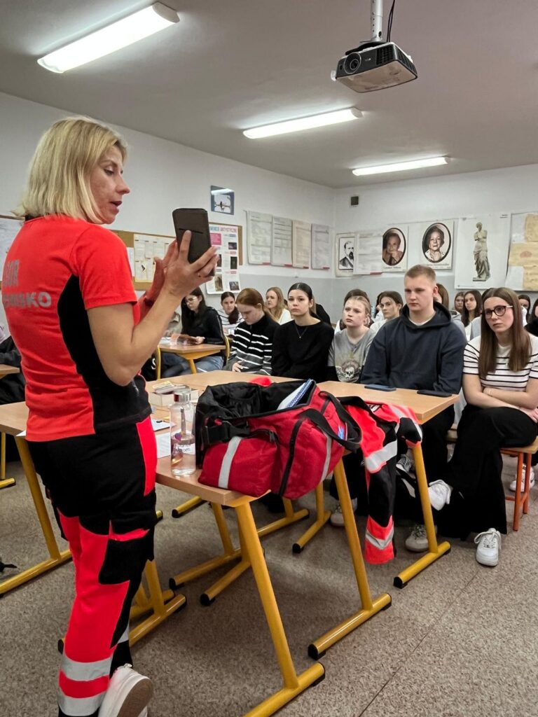 zdjęcie przedstawia grupę osób