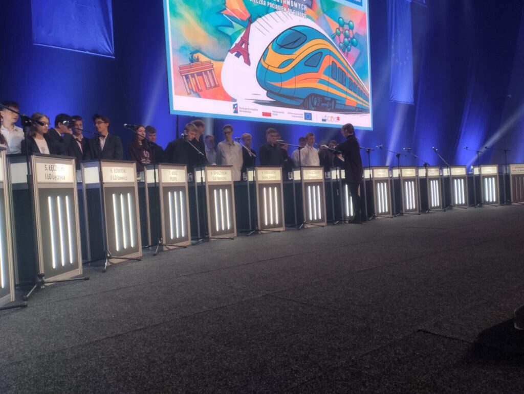 zdjęcie przedstawia grupę osób