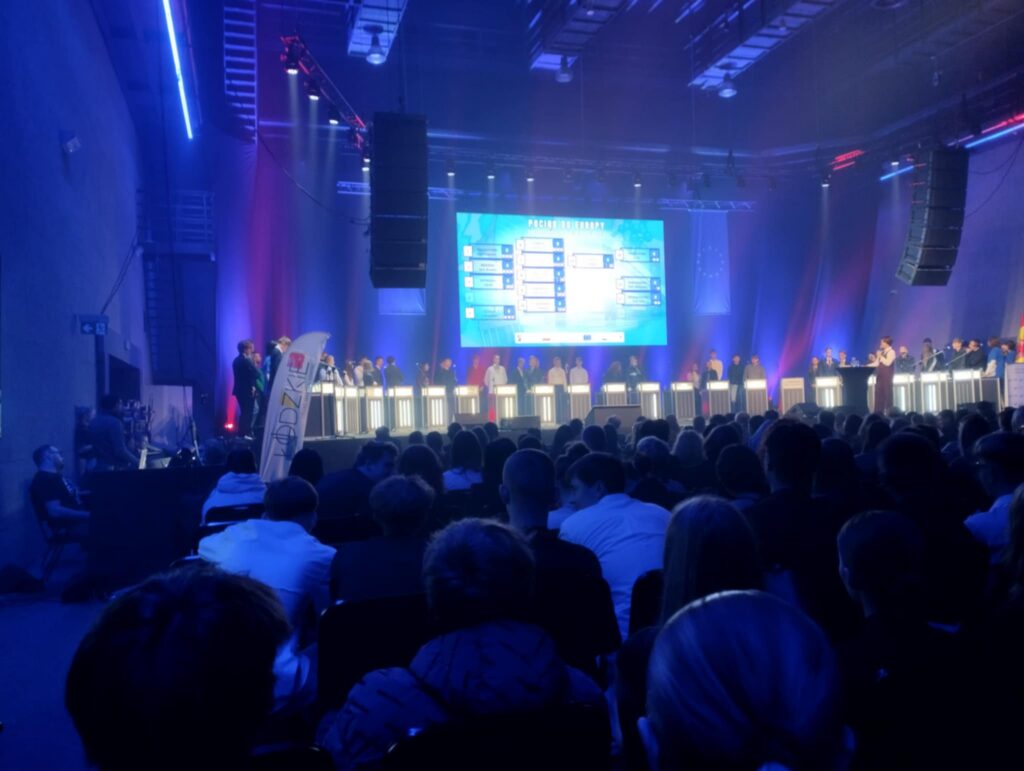 zdjęcie przedstawia grupę osób