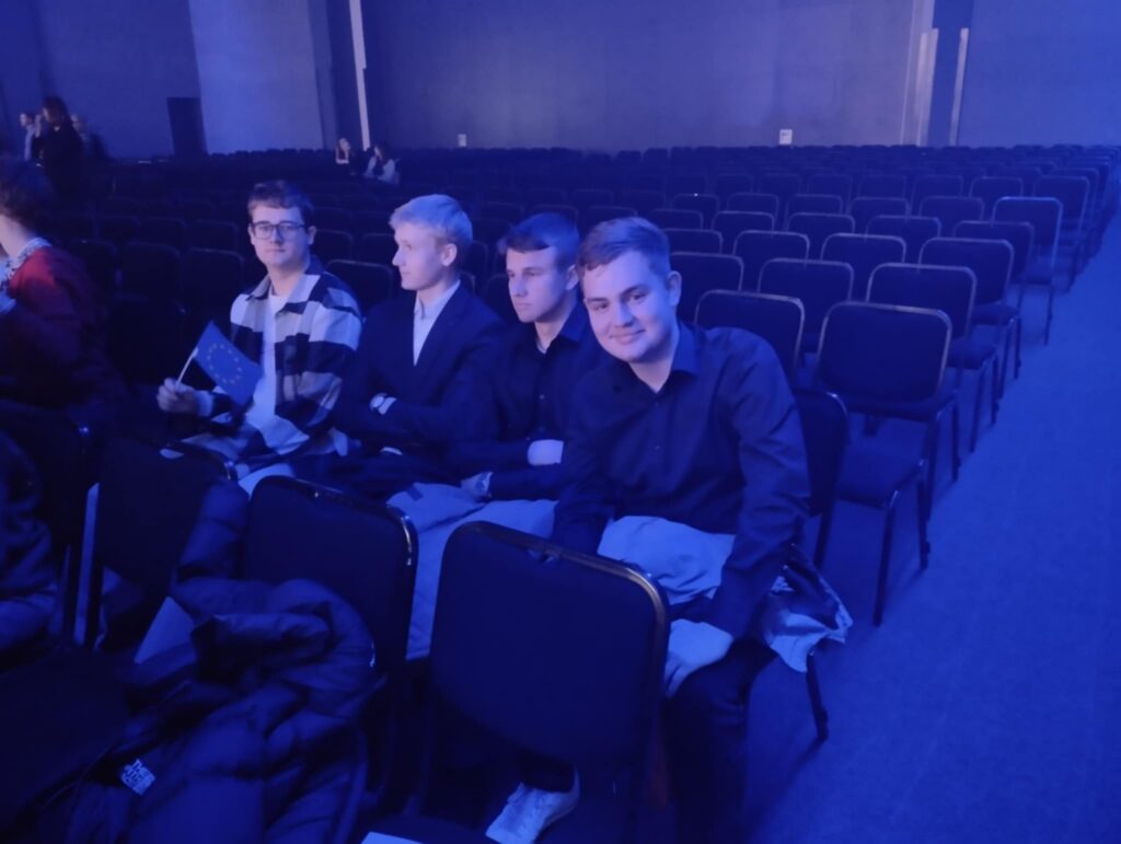 zdjęcie przedstawia grupę osób