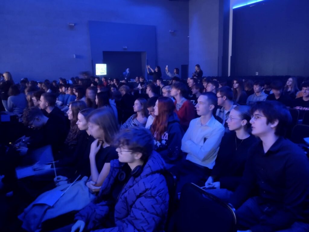 zdjęcie przedstawia grupę osób