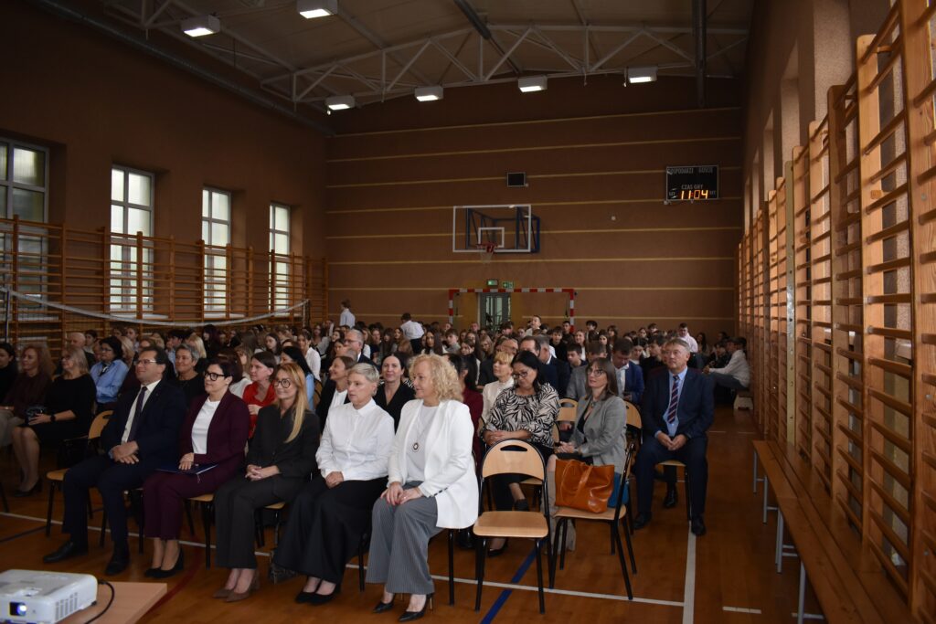 zdjęcie przedstawia grupę osób