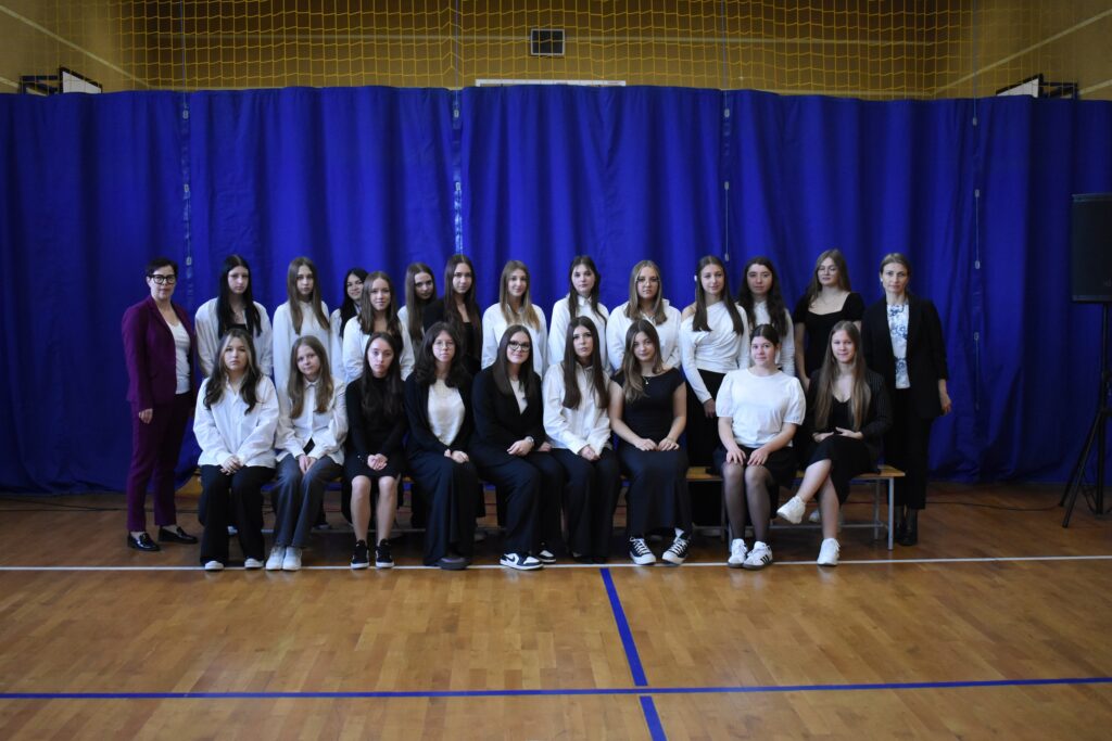 zdjęcie przedstawia grupę osób