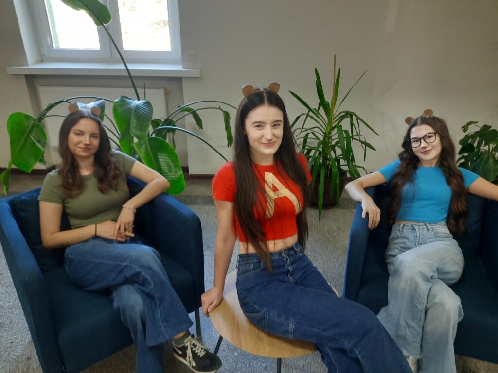 zdjęcie przedstawia grupę osób