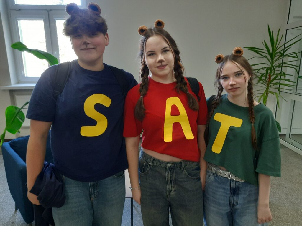 zdjęcie przedstawia grupę osób