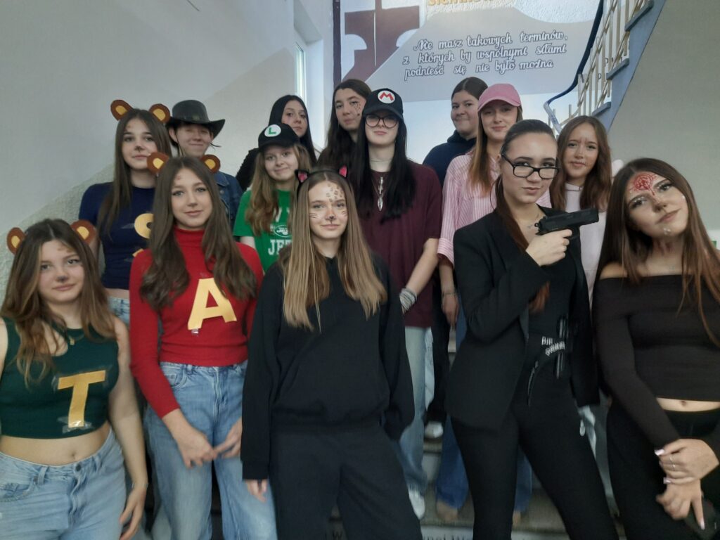 zdjęcie przedstawia grupę osób