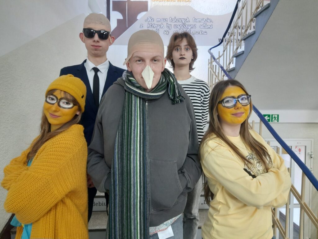 zdjęcie przedstawia grupę osób