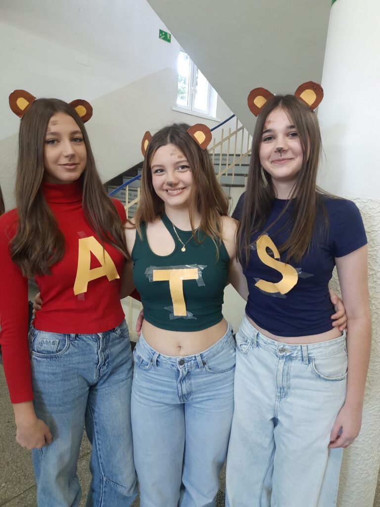 zdjęcie przedstawia grupę osób