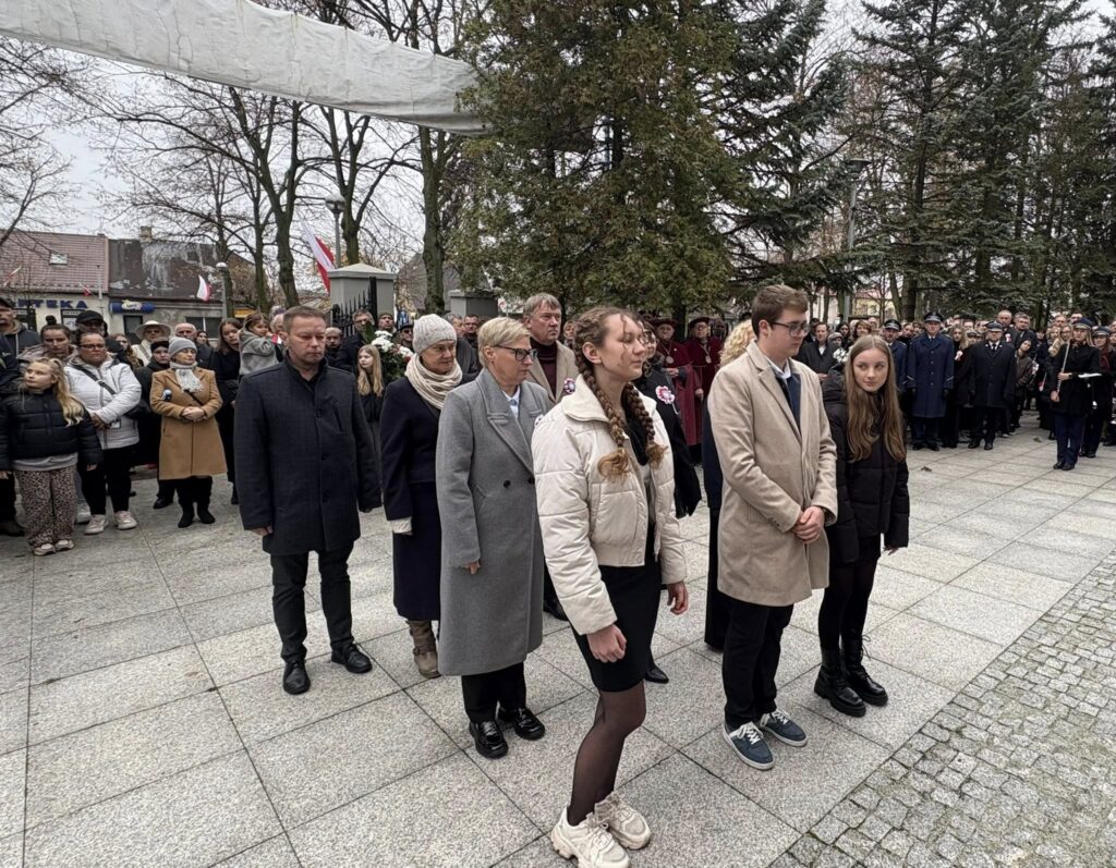 zdjęcie przedstawia grupę osób