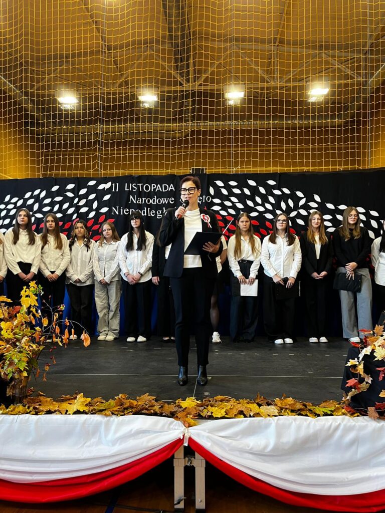 zdjęcie przedstawia grupę osób