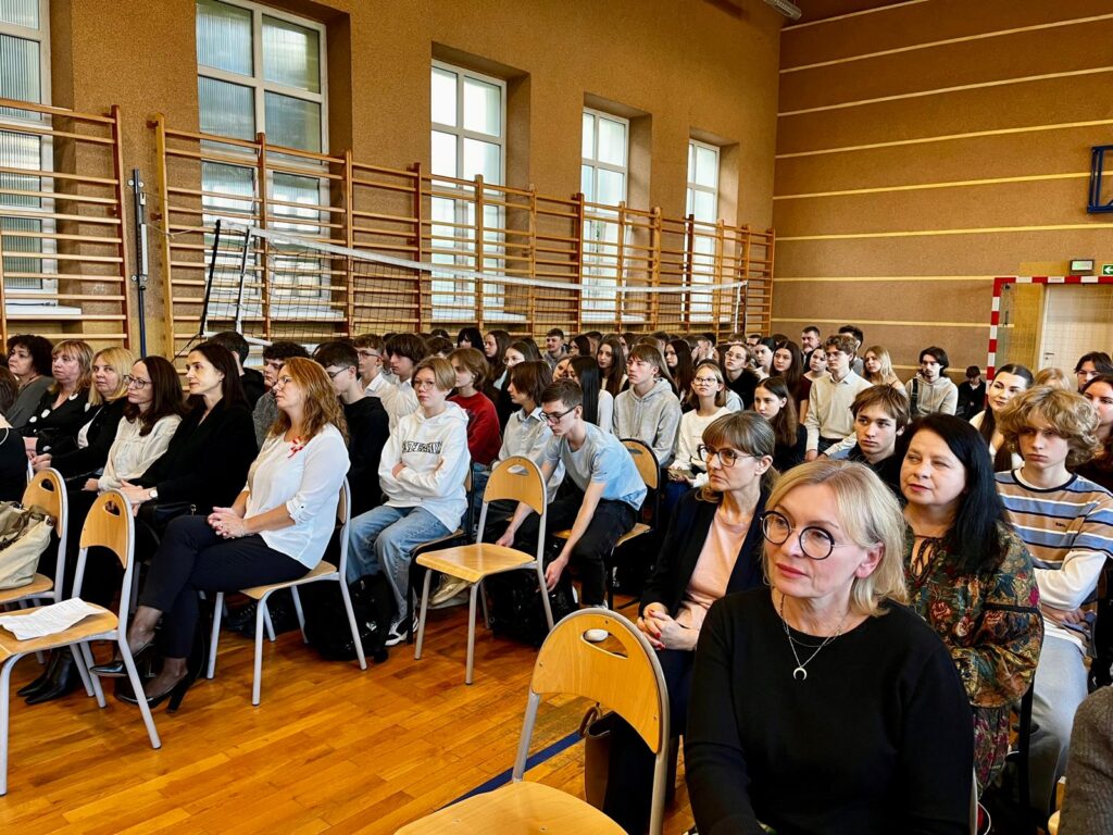 zdjęcie przedstawia grupę osób