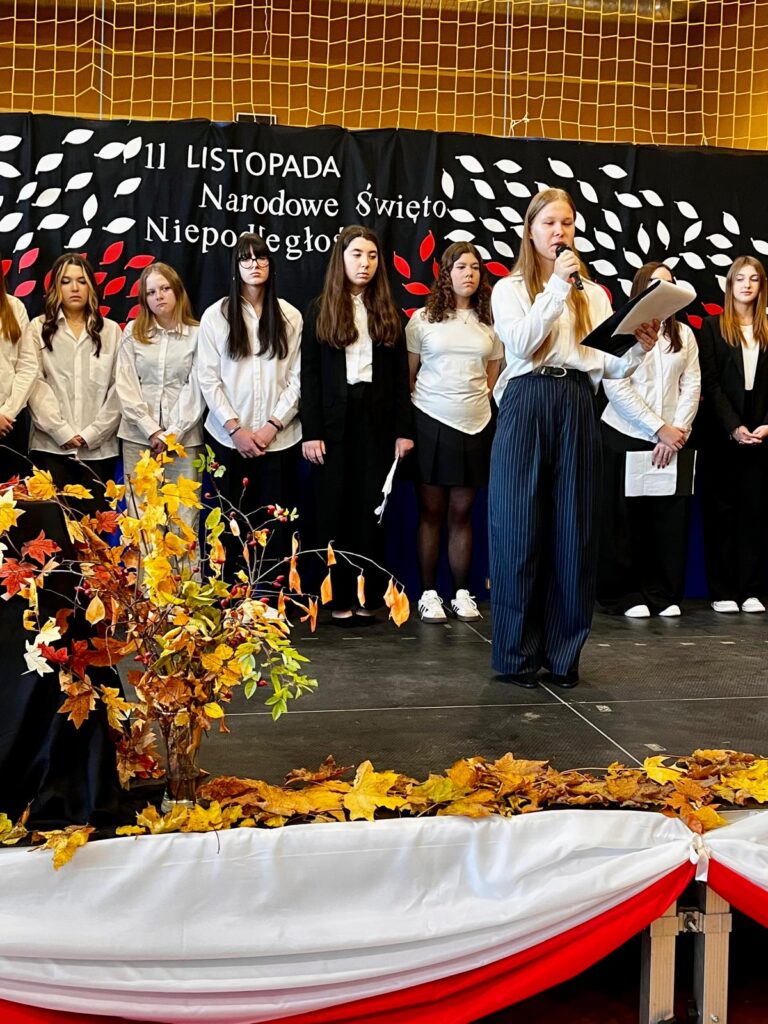 zdjęcie przedstawia grupę osób