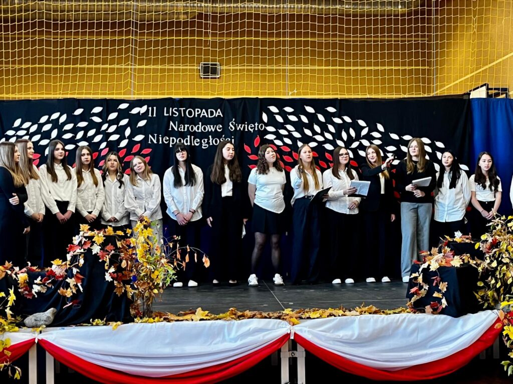 zdjęcie przedstawia grupę osób