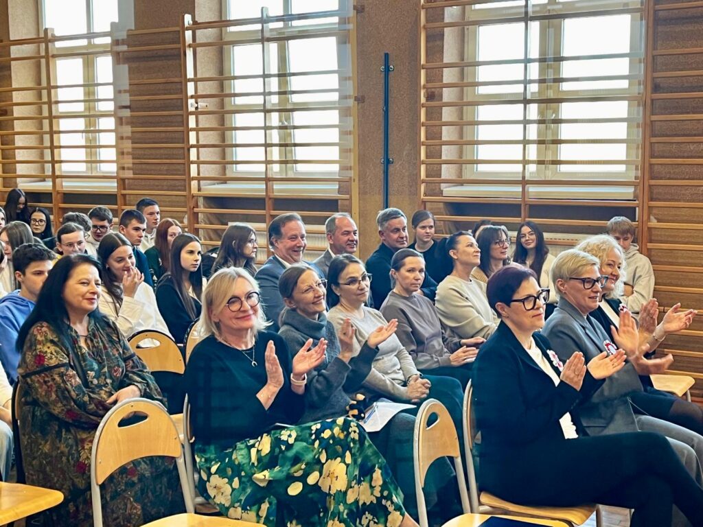 zdjęcie przedstawia grupę osób