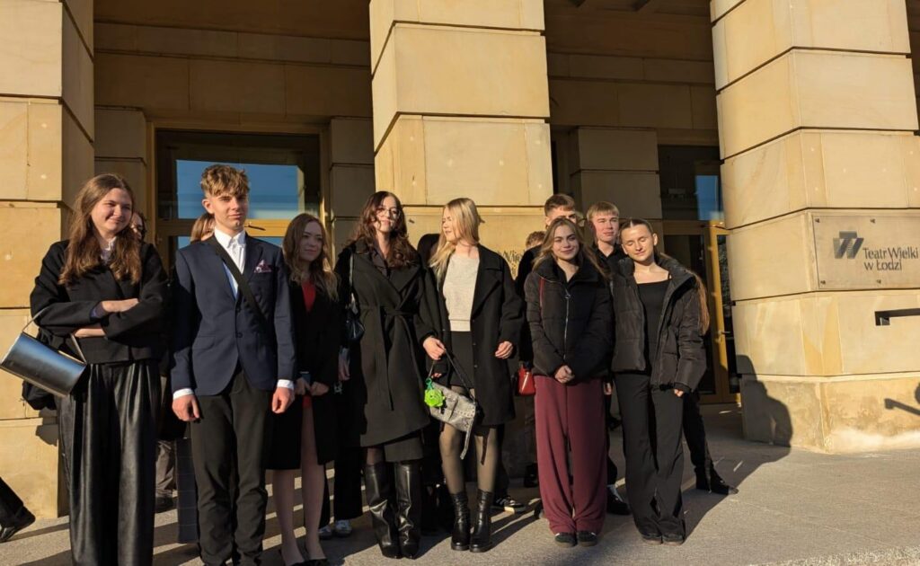 zdjęcie przedstawia grupę osób