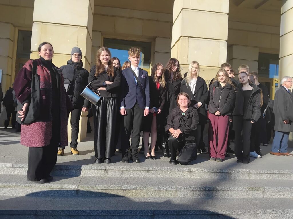 zdjęcie przedstawia grupę osób