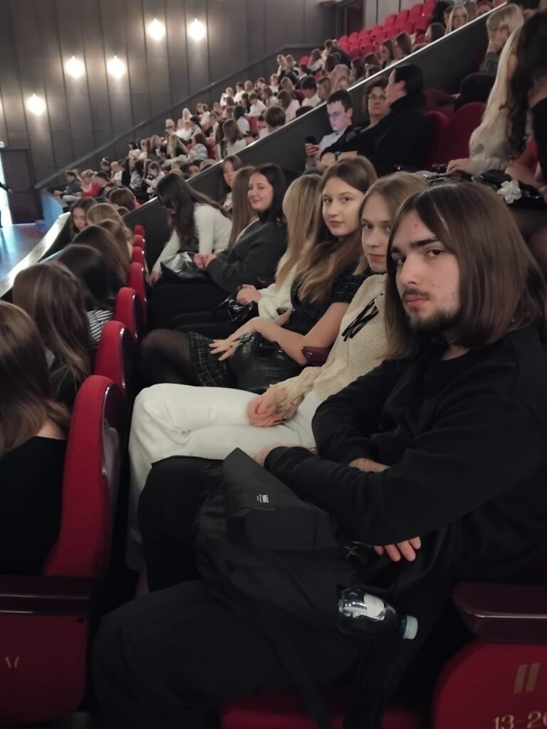 zdjęcie przedstawia grupę osób