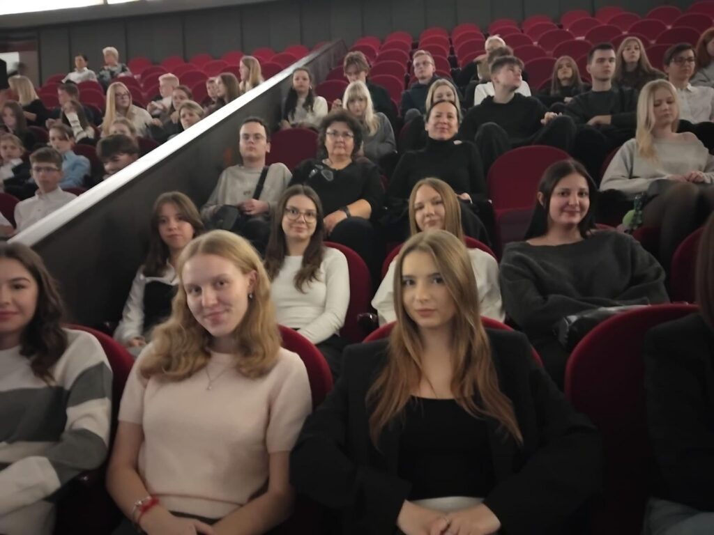 zdjęcie przedstawia grupę osób