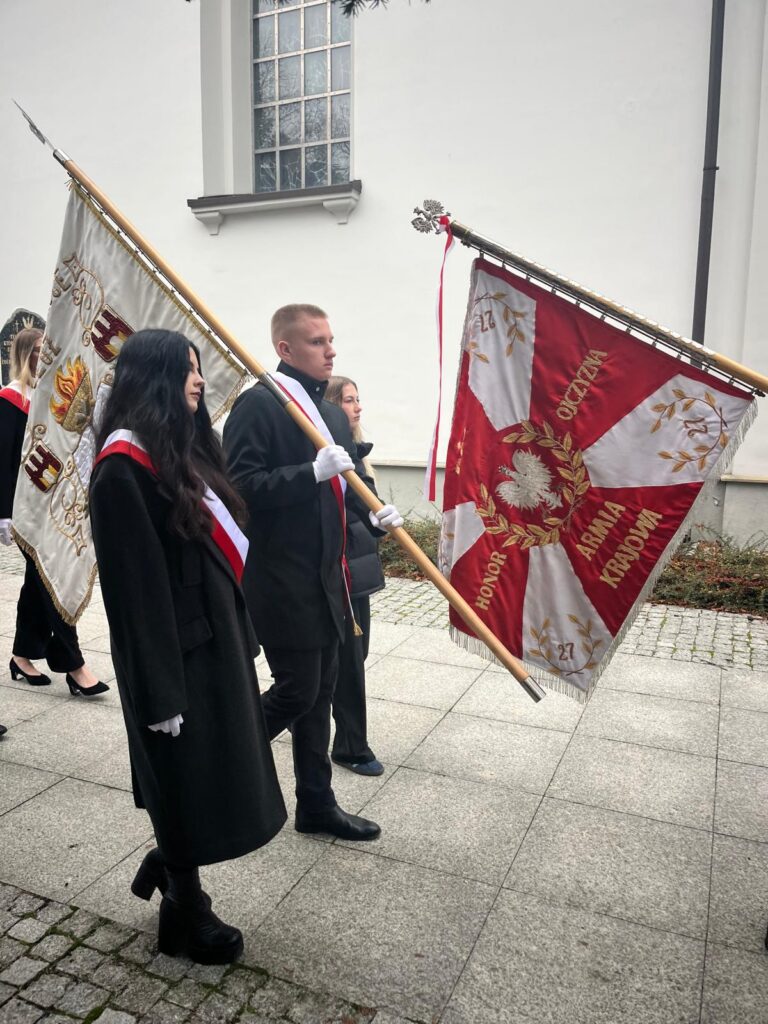 zdjęcie przedstawia grupę osób