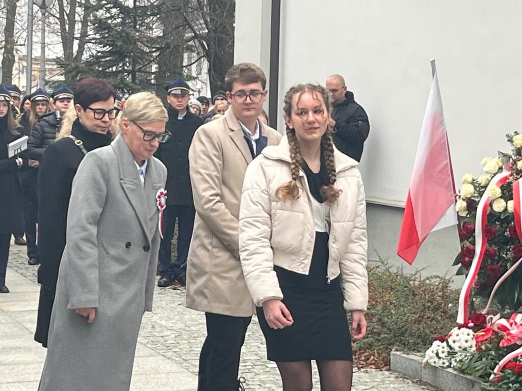 zdjęcie przedstawia grupę osób