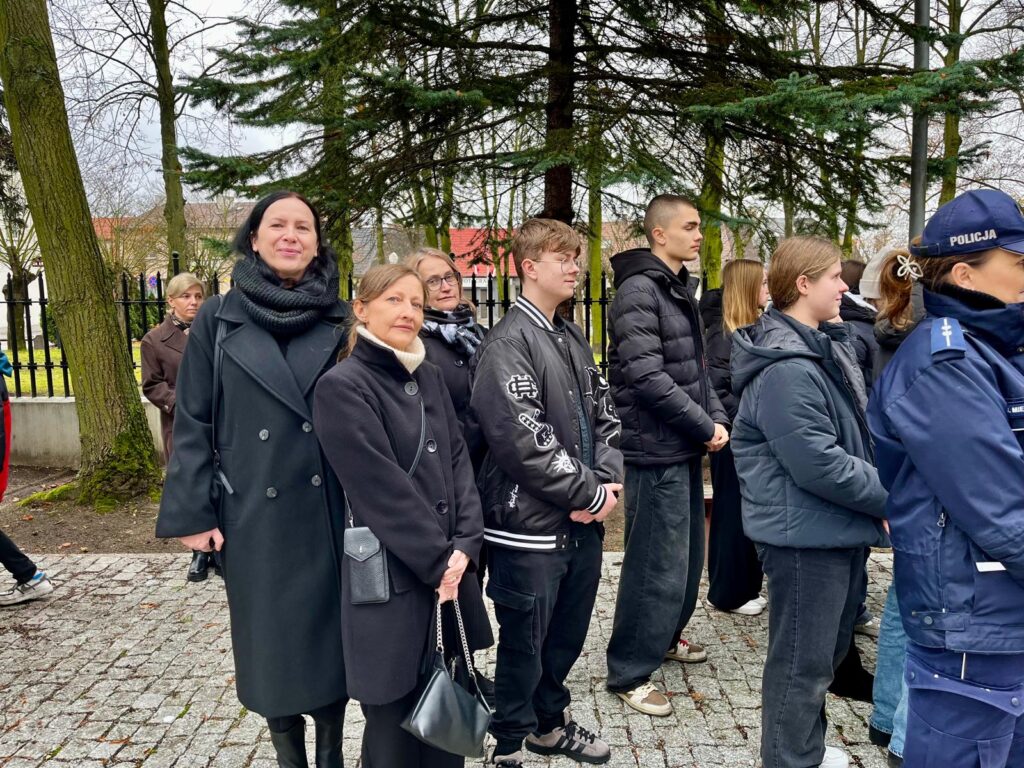 zdjęcie przedstawia grupę osób