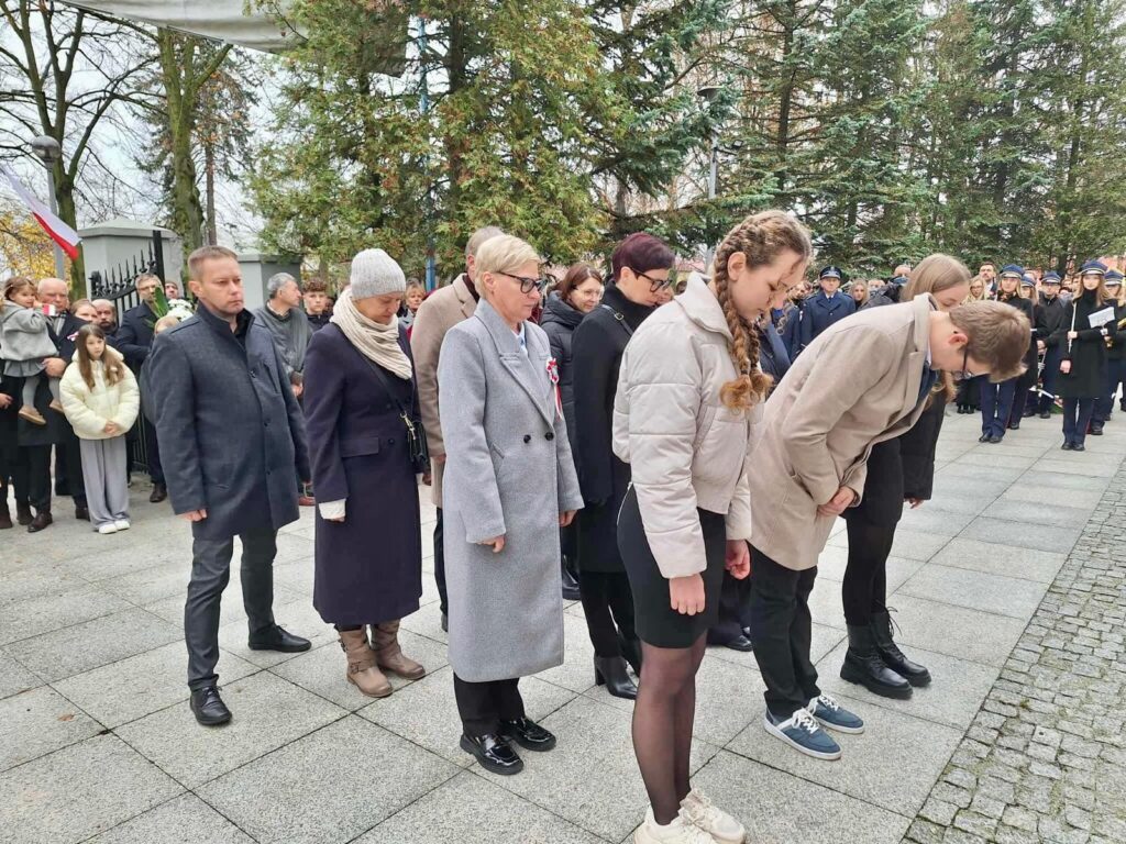 zdjęcie przedstawia grupę osób