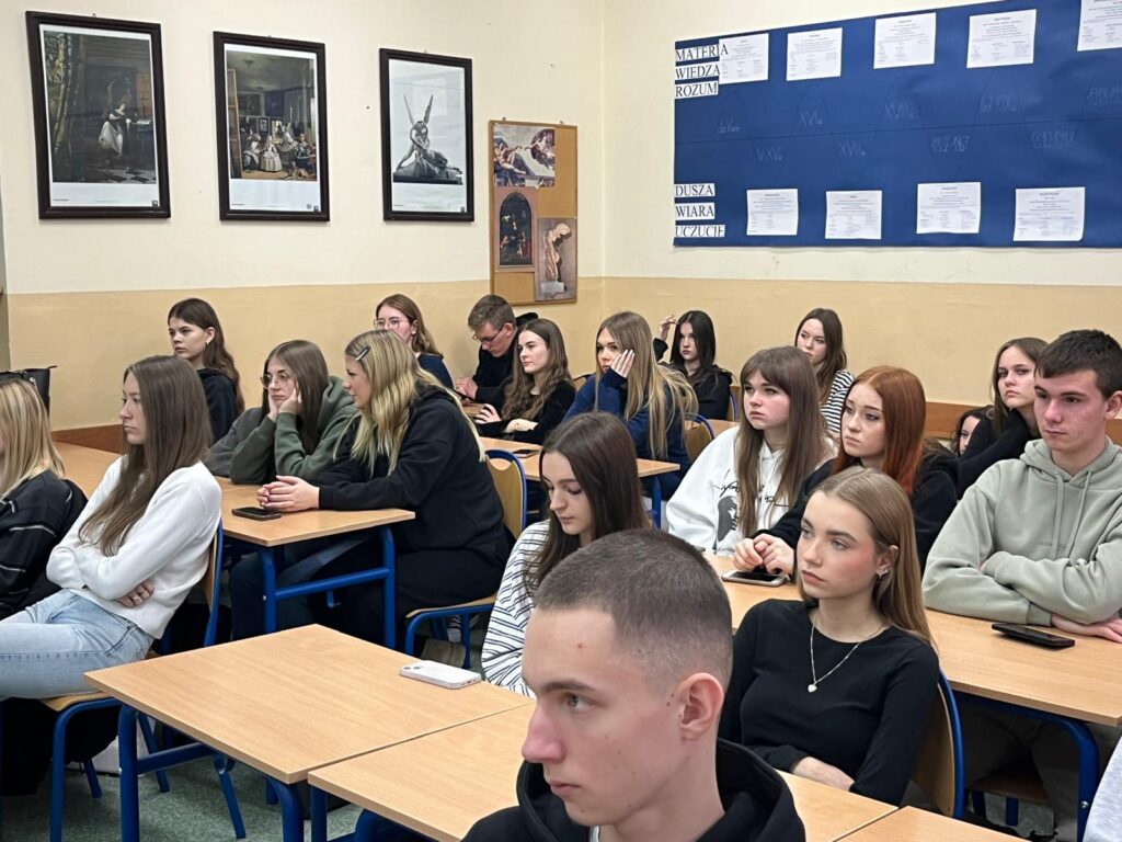 zdjęcie przedstawia grupę osób