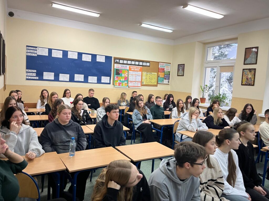 zdjęcie przedstawia grupę osób