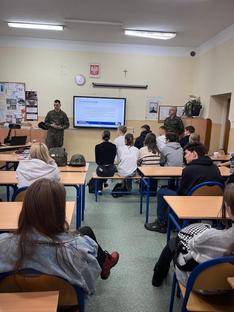 zdjęcie przedstawia grupę osób