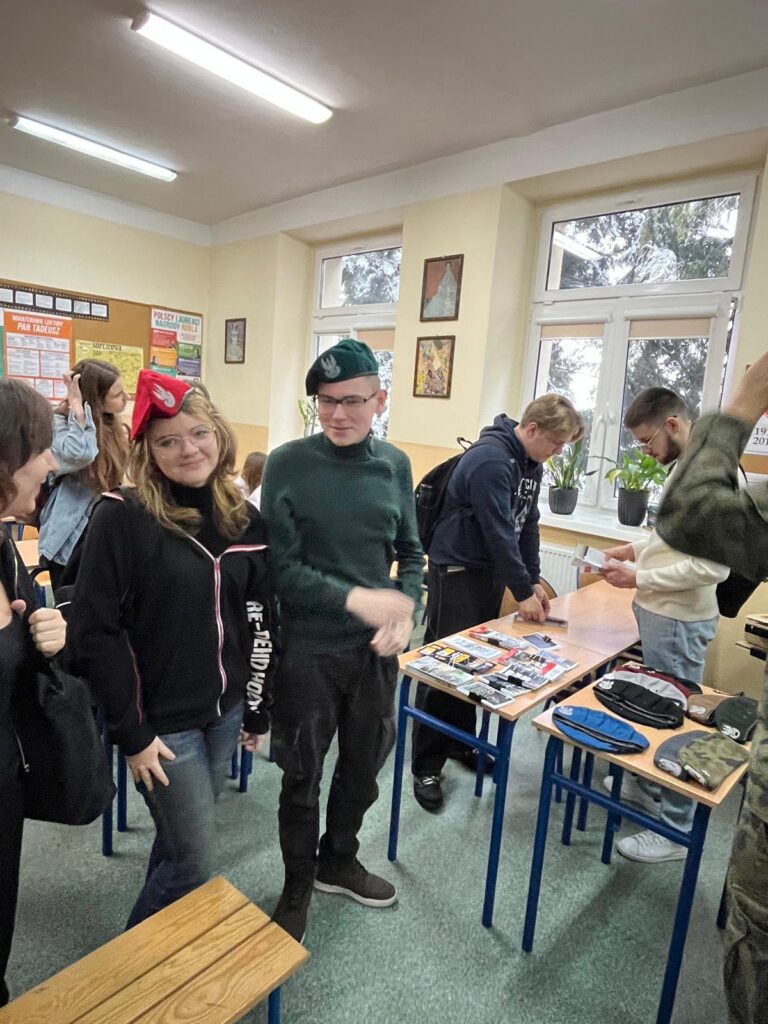 zdjęcie przedstawia grupę osób