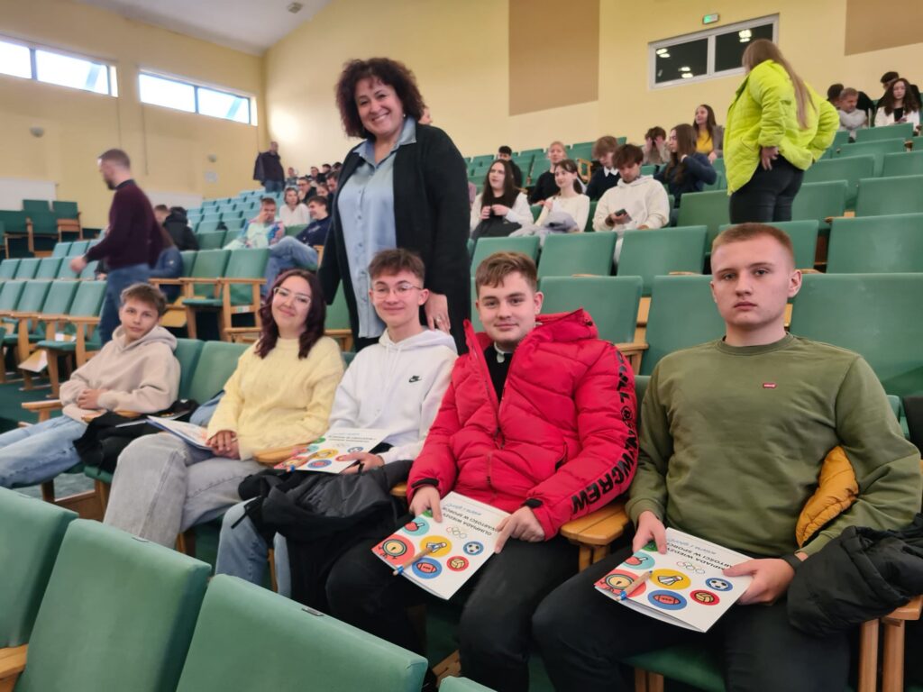 zdjęcie przedstawia grupę osób