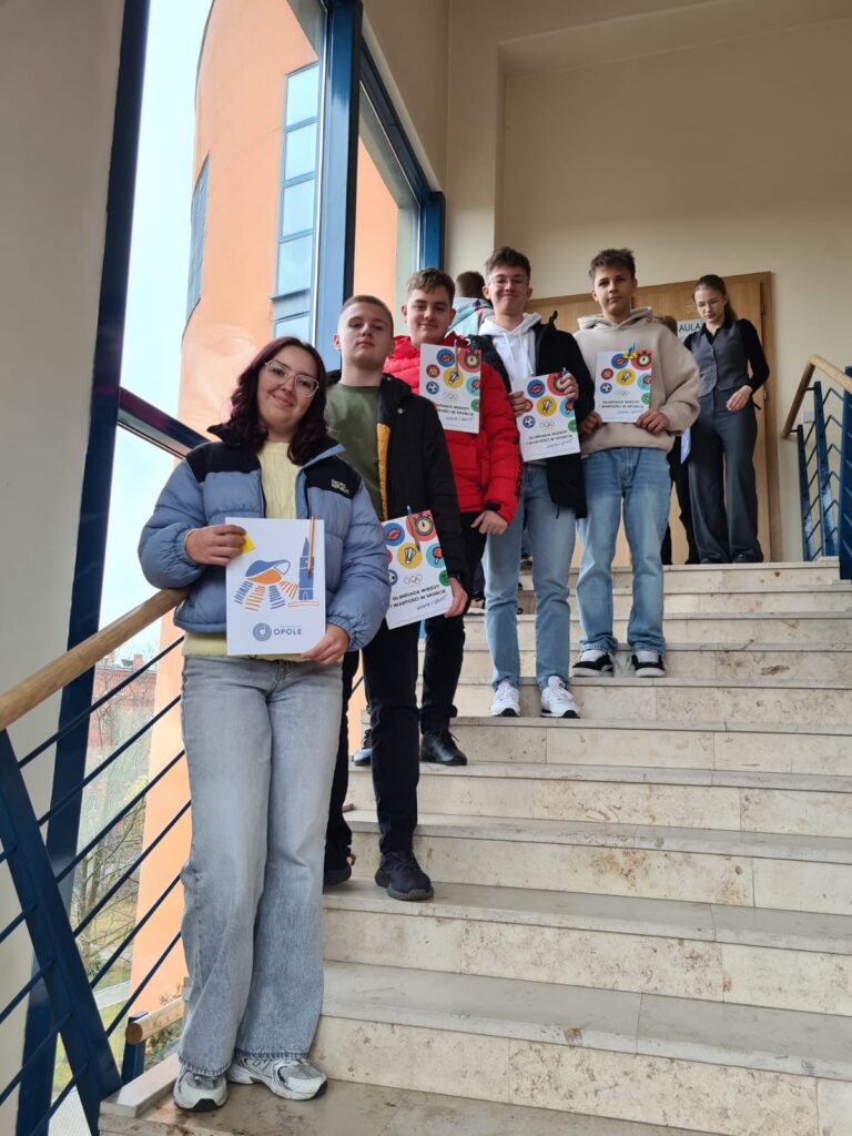 zdjęcie przedstawia grupę osób