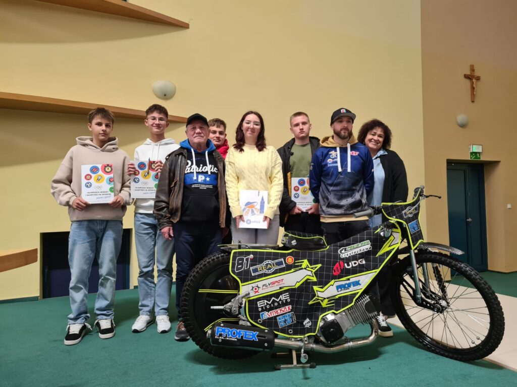 zdjęcie przedstawia grupę osób