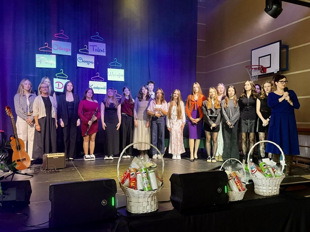 zdjęcie przedstawia grupę osób