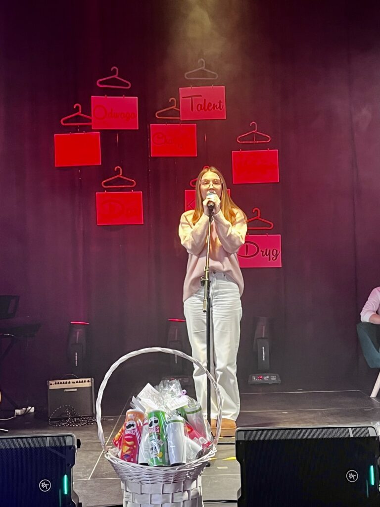 zdjęcie przedstawia grupę osób